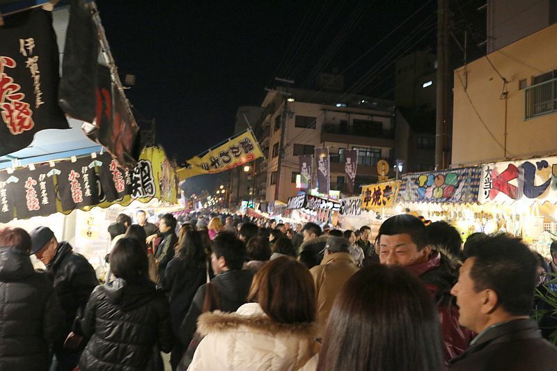 [写真]南海なんば駅～今宮戎駅沿いに続く屋台＝10日夜、大阪市浪速区で