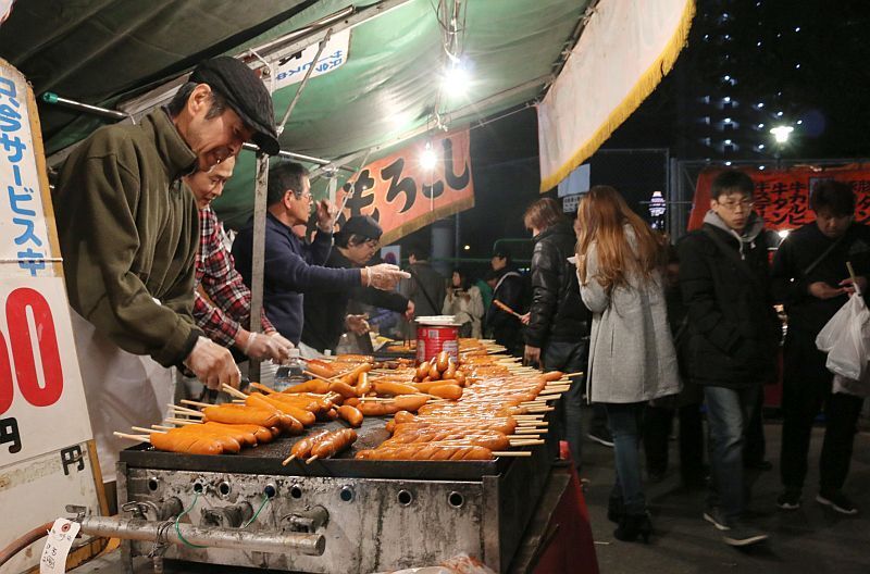 [写真]えべっさんグルメ楽しみましたか？＝10日夜、大阪市浪速区で