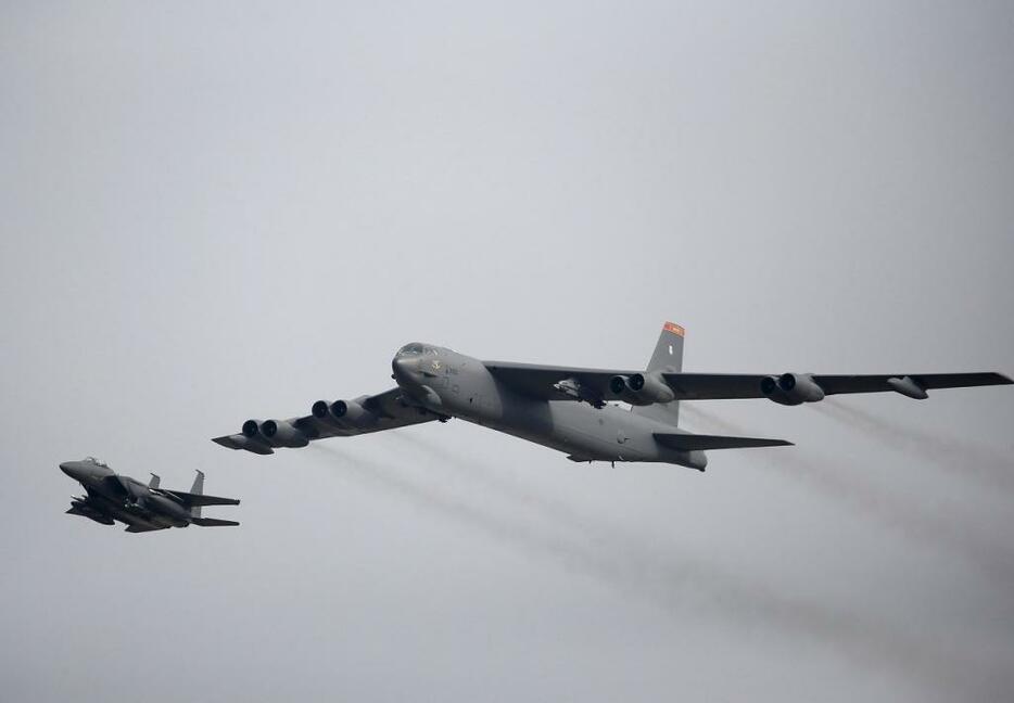 [写真]北朝鮮の核実験を受け、米国はB52戦略爆撃機を韓国に派遣し、北朝鮮をけん制した（ロイター/アフロ）
