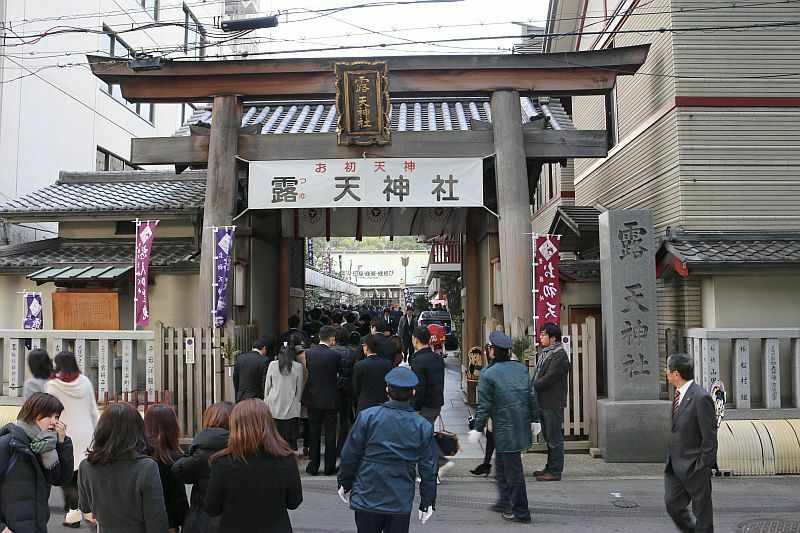 [写真]朝から多くのサラリーマンらが参拝に訪れ、列が南門を超えた露天神社＝4日午前、大阪市北区で