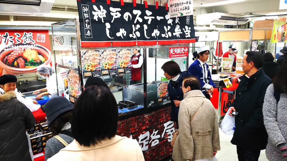 全国各地の駅弁が集まり、多くの人でにぎわった＝7日、東京都新宿区の京王百貨店（山田恵介撮影）