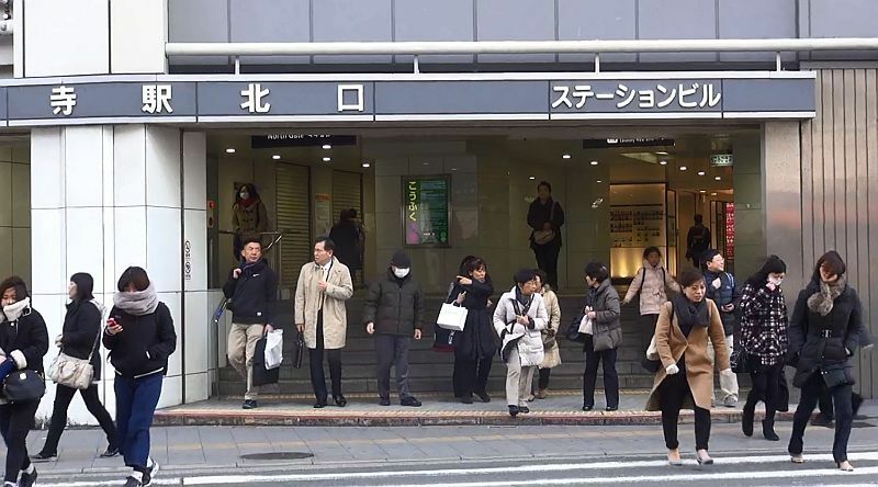 [写真]強風な上、寒さに肩をすぼめながら歩く人の姿が目立った＝19日午後2時半ごろ、大阪市天王寺区で