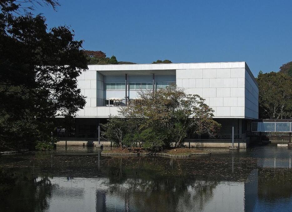 [写真]坂倉準三氏が設計した神奈川県立近代美術館「鎌倉館」（Wikimedia Commonsより。photo by Wiiii）