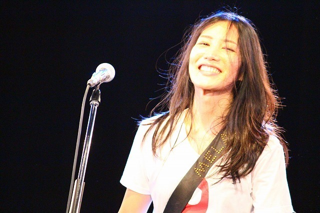 [写真]ライブ中に笑顔を見せる中村さん（2015年9月11日撮影）