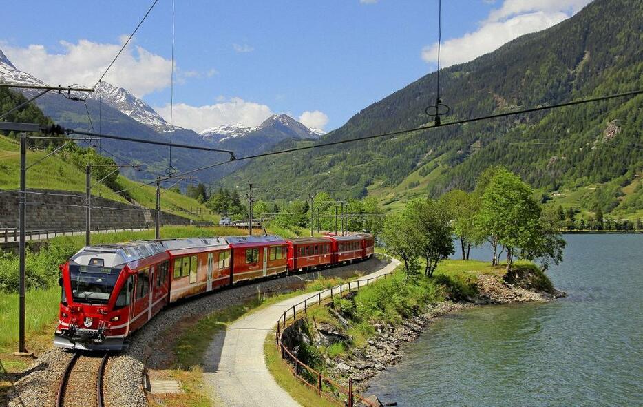 [写真]美しい自然に囲まれたスイス。独特の安全保障政策をとっている（アフロ）