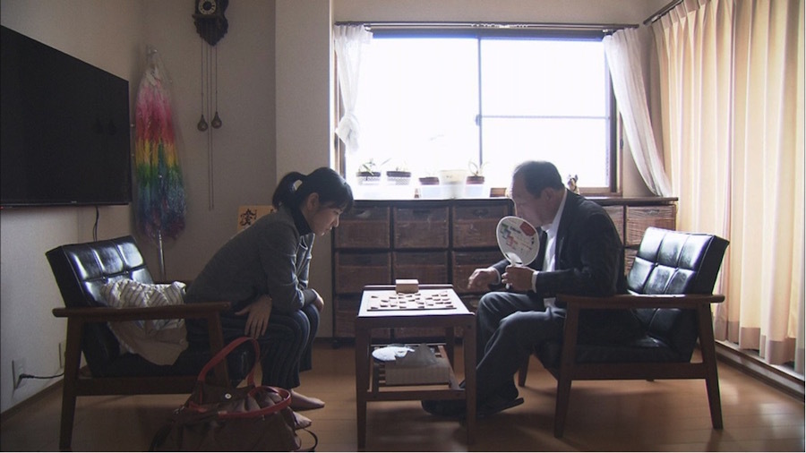 将棋をさす鎌田麗香監督(左)と袴田巌さん（C）東海テレビ放送