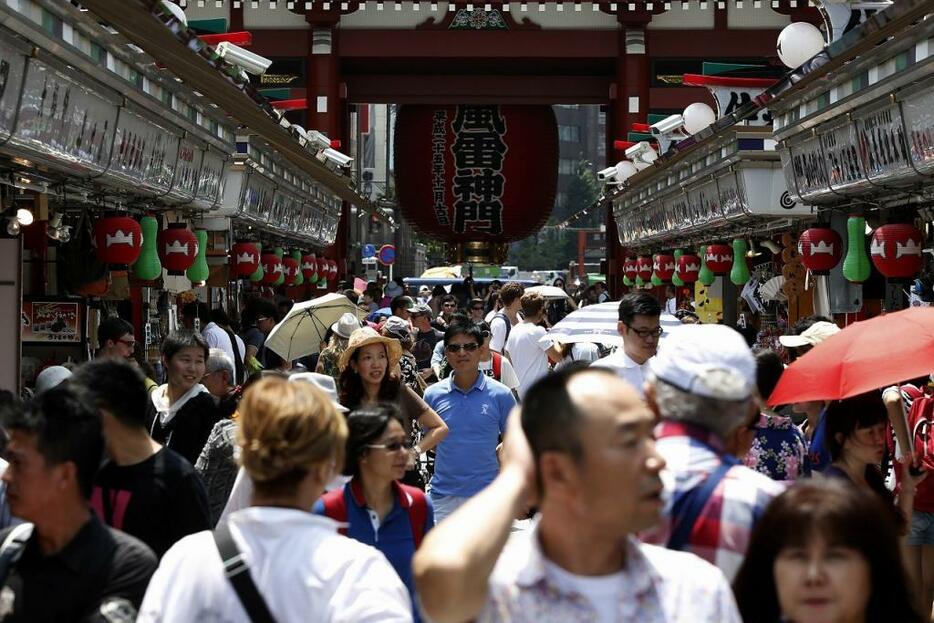 [写真]東京を訪れる外国人観光客が増える中、台東区ではさまざまな観光戦略を実行している（ロイター/アフロ）