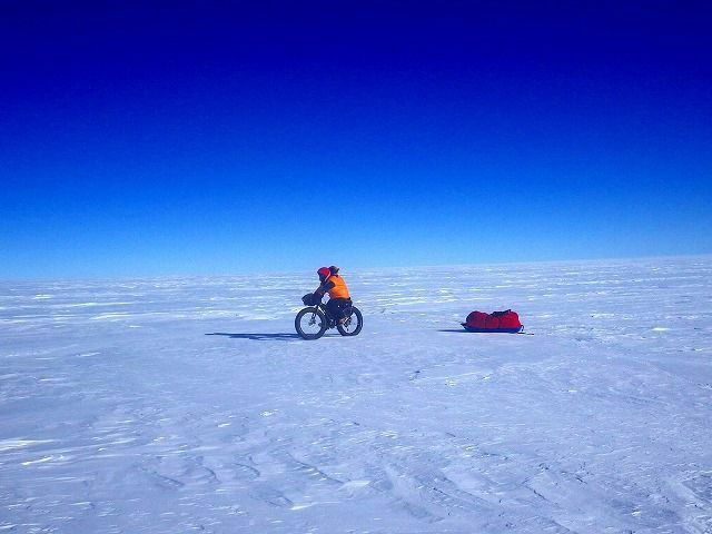 [写真]南極でソリをひいて走る大島さん（本人提供）