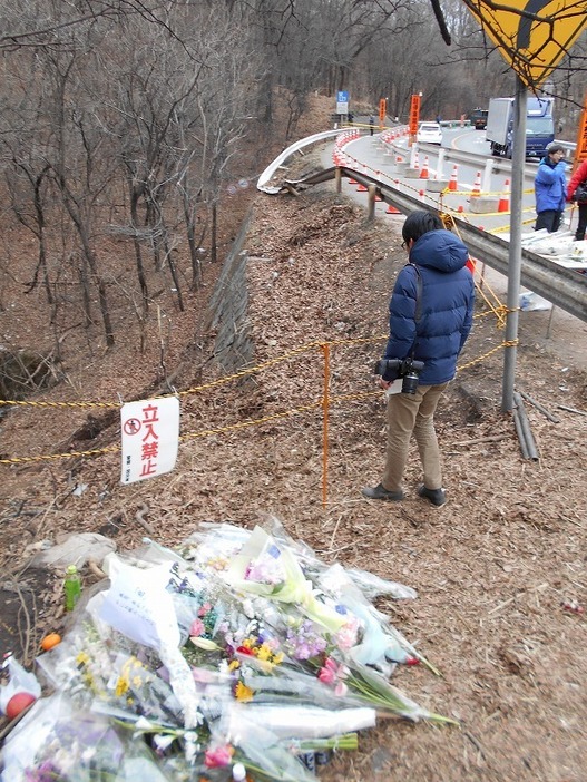 [写真]花束が置かれた軽井沢バス事故の現場（1月17日撮影）