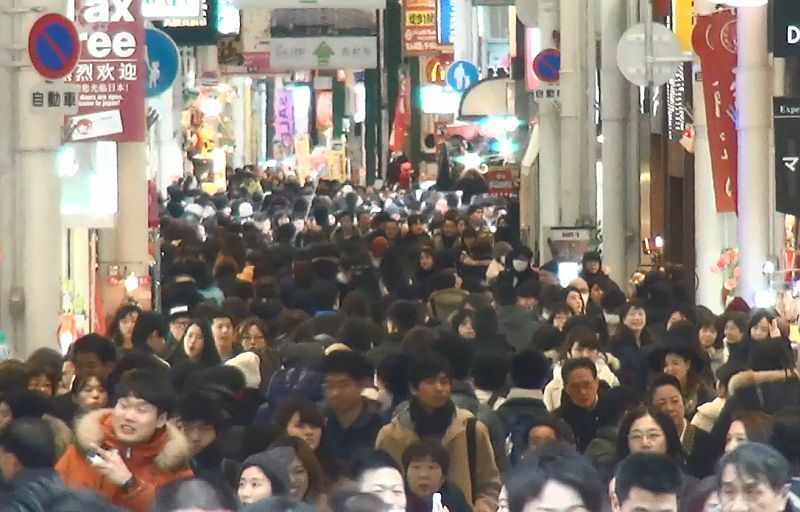 [写真]道頓堀川沿いや戎橋などは人が少なく見えたが、戎橋筋商店街のアーケード内などは、いつもと変わらず多くの買い物客であふれていた。外とはいえ、アーケード内は少々暖かいようだ＝20日午後4時ごろ、大阪市中央区で