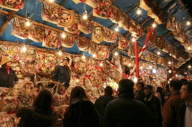 [写真]同神社周辺では縁起物がたくさん売られる＝9日午後6時半ごろ、大阪市浪速区で