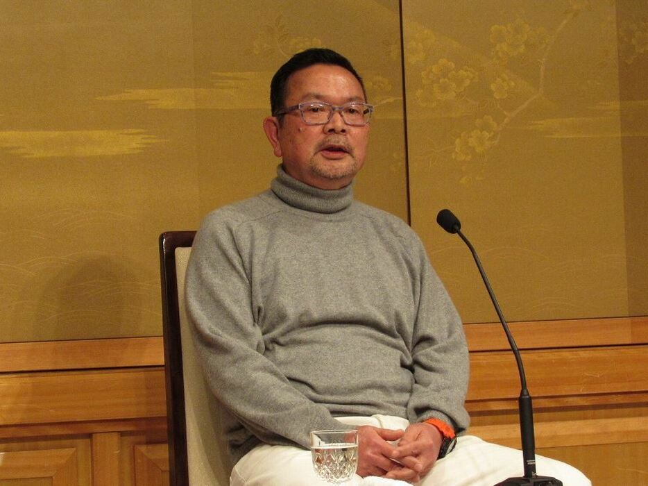 [写真]直木賞受賞の喜びを語る青山文平氏