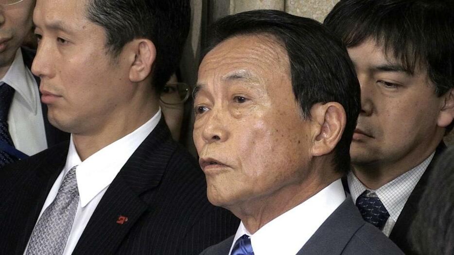 [画像] 会見する麻生財務相