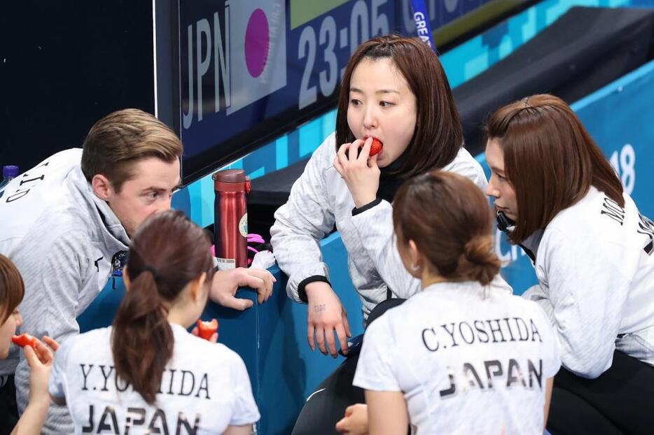 [写真]「もぐもぐタイム」が話題になった平昌五輪のカーリング女子（長田洋平/アフロスポーツ）