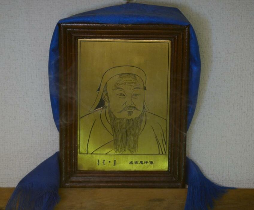日本の自宅に飾っているチンギスハンの銅版。内モンゴルから持ってきて部屋の高いところに飾って大事に祀っている＝2018年3月撮影