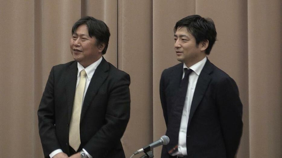 [画像]会見終了後、写真撮影に応じる奥山社長（左）と加納社長