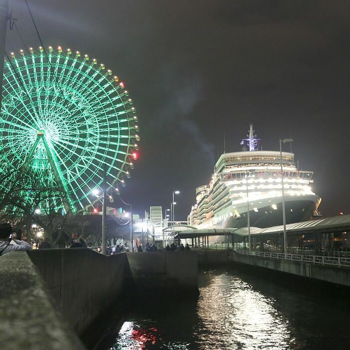 [写真]夜も多くの見物人が訪れていた＝15日午後7時50分ごろ、大阪市港区で