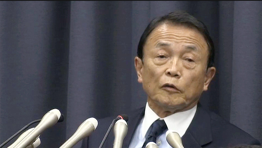 会見する麻生太郎財務相