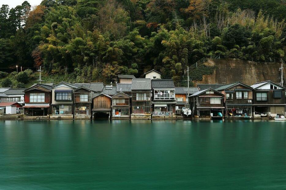 伊根湾の水際に並ぶ舟屋群