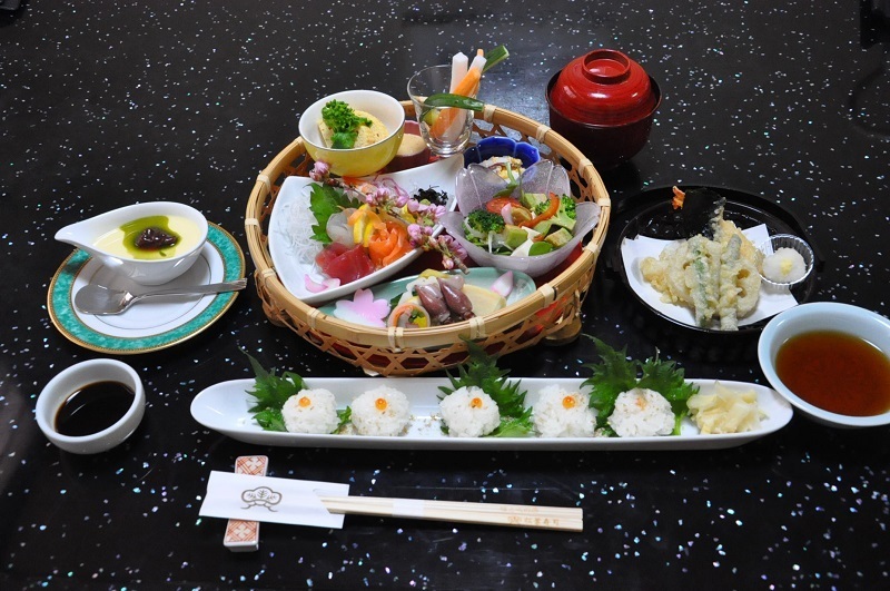 [写真]寿司セット「結」。インスタ映えするかわいさと体験性を重視