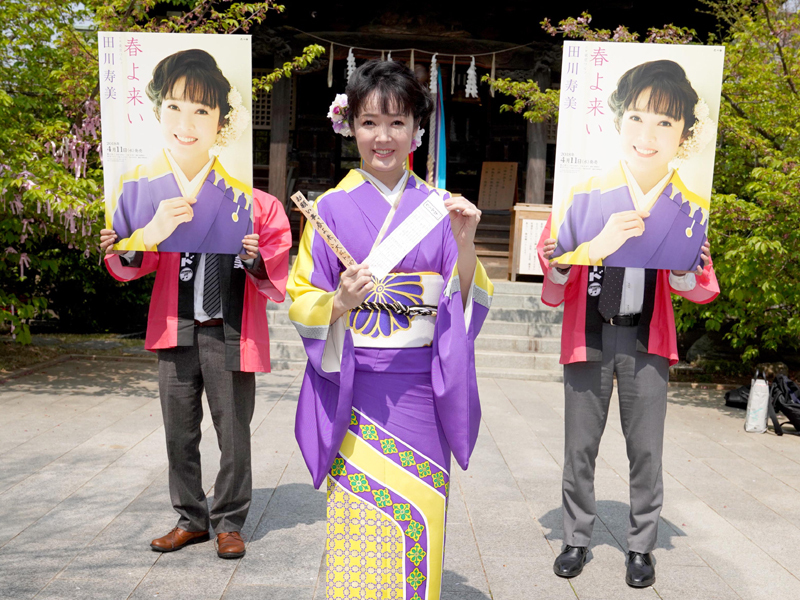 東京・世田谷区の桜神宮で新曲ののヒット祈願を行った田川寿美