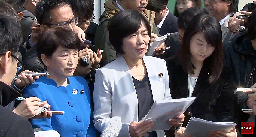 [画像]接見後の取材に応じる社民の福島副党首（左）、自由の森議員（中央）、民進の矢田議員（右）