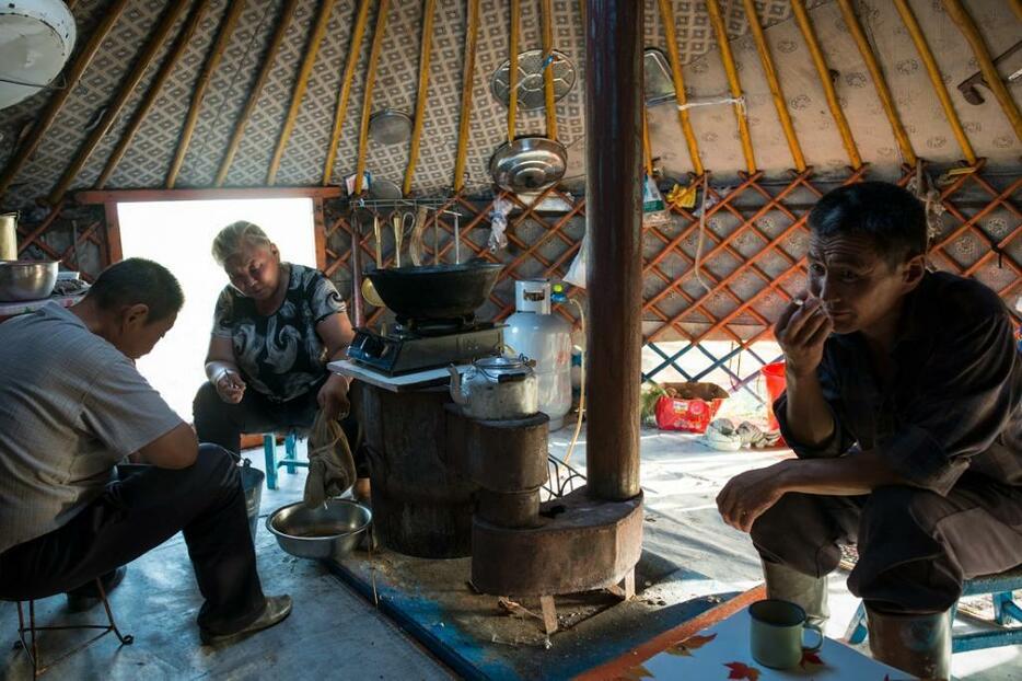 ゲルの中で羊の胃袋を水で洗ってからナイフ内臓物を取り除き、茹でて食べる＝フルンボイル市・シニバルグバロン・ホショー（2015年8月撮影）