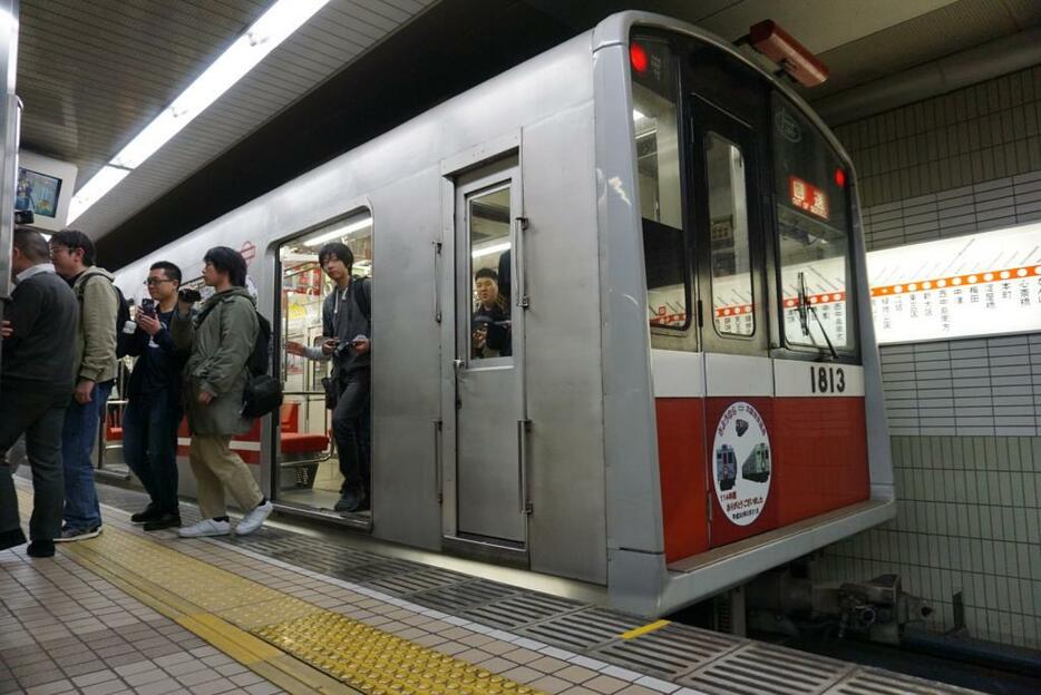 ［写真］最終列車が到着、大阪市営地下鉄は歴史に幕を閉じた
