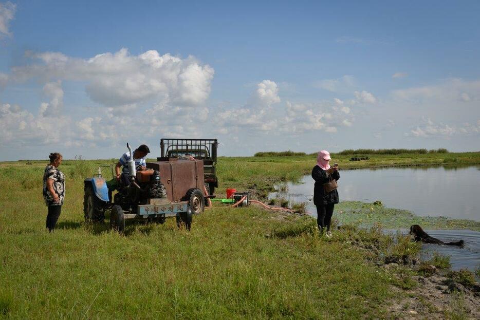 夏はオロション・ゴルと呼ばれる川から飲み水を汲む。上流に家畜が入って、排泄をすることもよくある。しかし、最近は各地で工業用排水による川汚染が懸念されている＝フルンボイル市・シニバルグバロン・ホショー（2015年8月撮影）