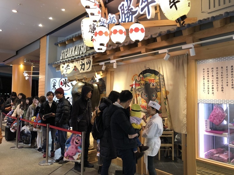 [写真]牛カツ専門店「京都勝牛ユニバーサル・シティウォーク大阪店」、今も行列ができている