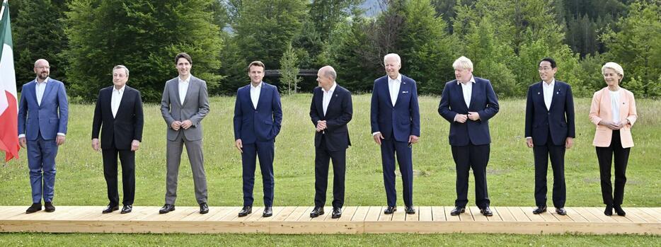 G7サミットの記念撮影に臨む各国首脳ら＝2022年6月、ドイツ南部エルマウ（共同）