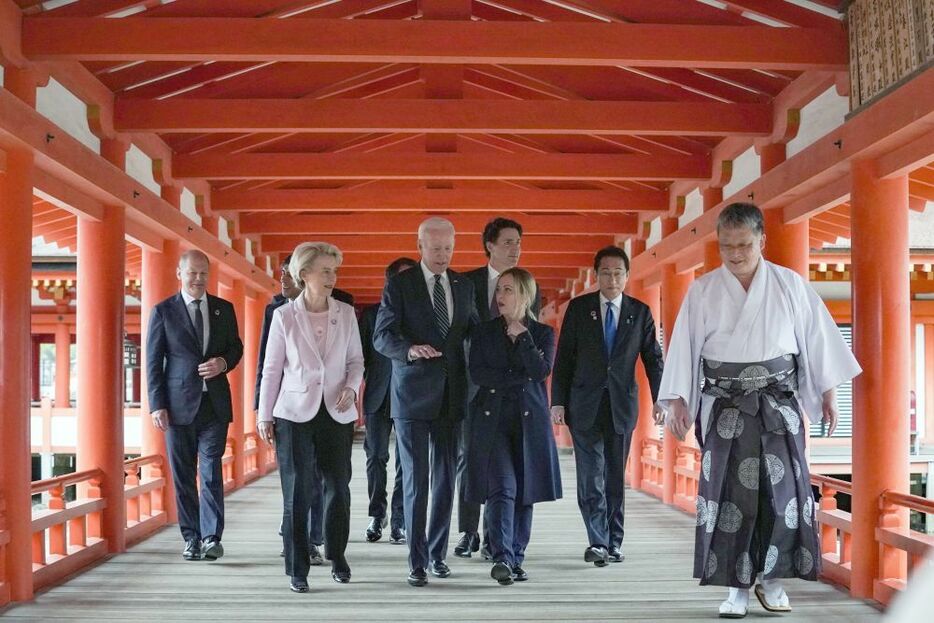 ［写真］厳島神社を見学するG7首脳