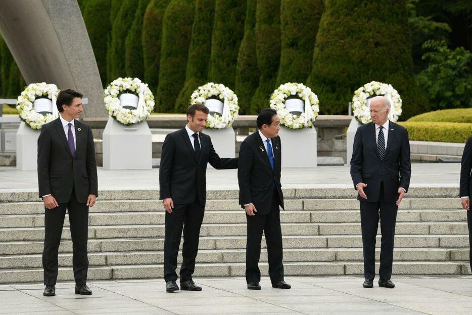 ［写真］G7広島サミット初日の5月19日、原爆慰霊碑の前で献花を行った後、記念撮影に臨む首脳ら