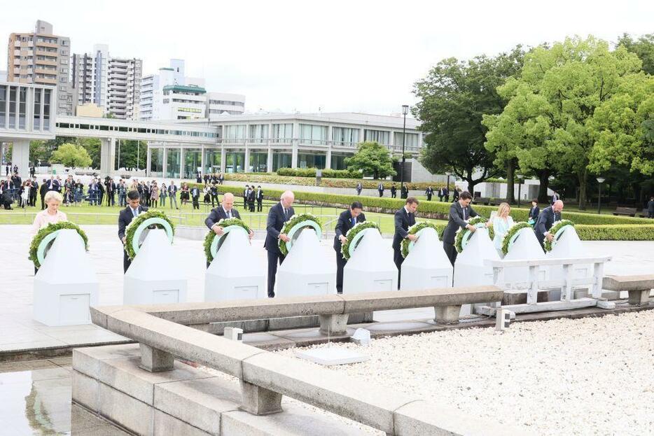 ［写真］G7広島サミット初日の5月19日、首脳らが史上初めてそろって原爆資料館（広島市）を訪問。原爆慰霊碑の前で献花を行った＝19日、平和記念公園で