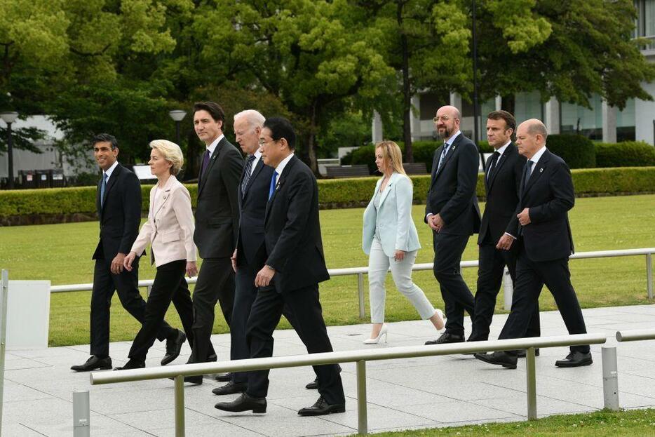 ［写真］平和記念公園を歩くG7首脳ら