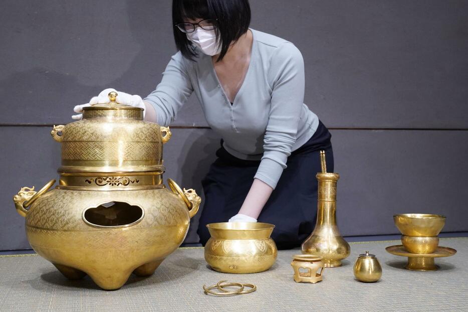 豊臣秀吉からのほうびとの伝承が残る「黄金の茶道具」一式。東京都内で開かれた競売会に出品され、3億円で落札された