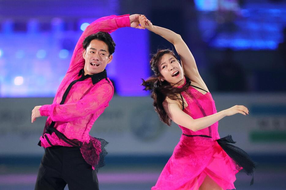 ［写真］高橋大輔（左）と村元哉中（写真：西村尚己/アフロスポーツ）