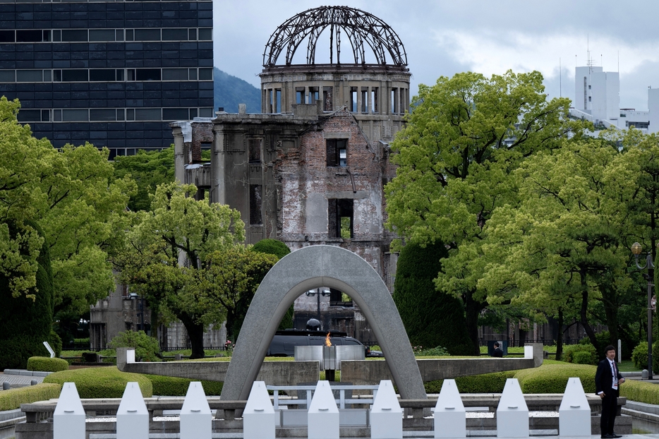 アーチ状の慰霊碑の向こうに見える原爆ドーム（写真：代表撮影/ロイター/アフロ）