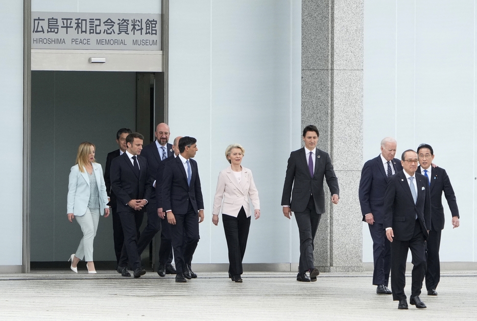 原爆資料館を訪れた各国首脳（写真：代表撮影/ロイター/アフロ）