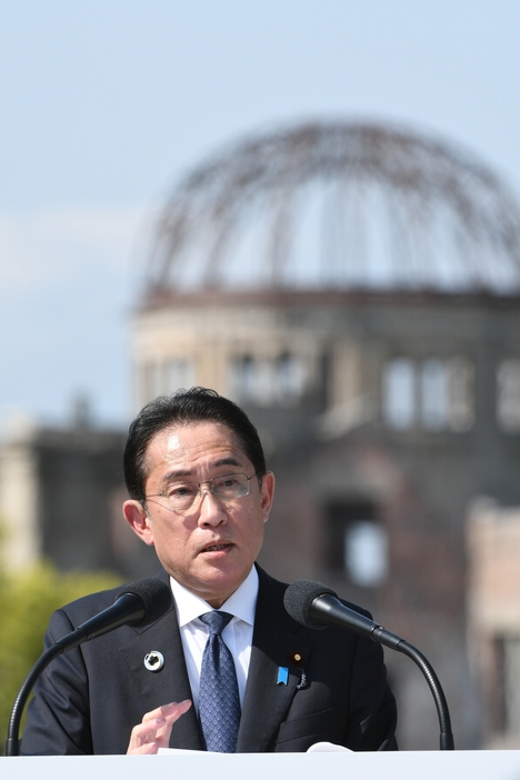 ［写真］岸田文雄首相は21日午後、G7広島サミット閉幕後に平和記念公園で行った議長国会見で、サミットの成果を総括した。