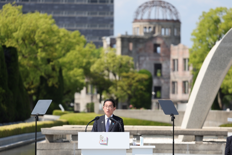 ［写真］広島市の平和記念公園で議長国会見を行う岸田文雄首相。後方は原爆ドーム