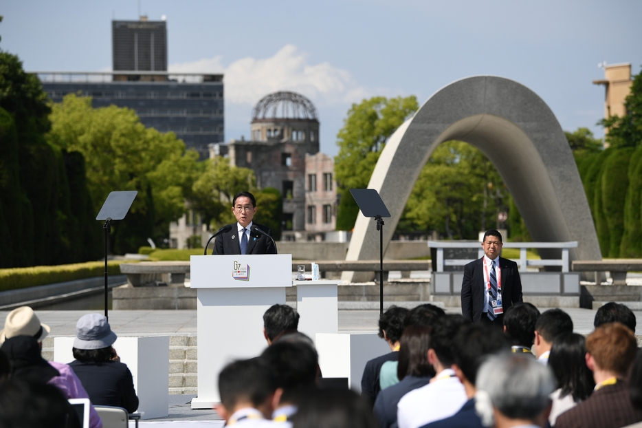 ［写真］広島市の平和記念公園で議長国会見を行う岸田文雄首相。後方には原爆ドーム