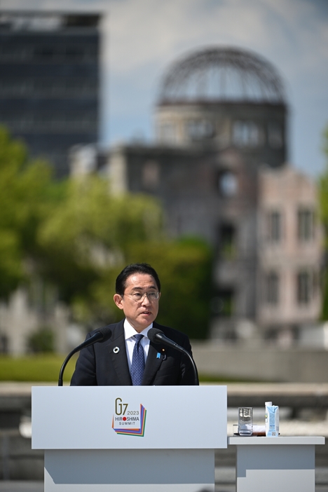 ［写真］広島市の平和記念公園で議長国会見を行う岸田文雄首相