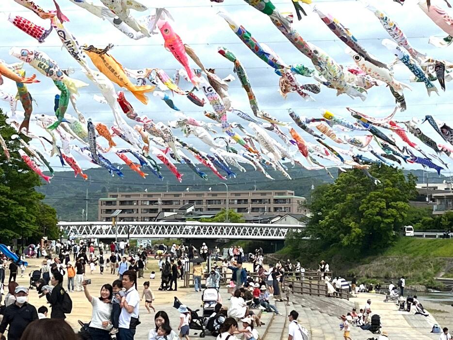 ［写真］こどもの日とあって多くの子どもたちでにぎわいをみせていた＝5日午前10時半ごろ、大阪府高槻市で