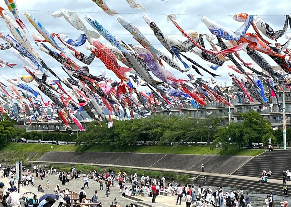 ［写真］泳ぐ鯉のぼりのもと、多くの子どもたちが川遊びなどを楽しんでいた＝5日午前10時半ごろ、大阪府高槻市で