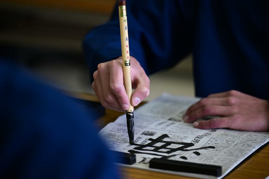 まずは新聞で練習。漢字や文法などのテストが月に3回実施される