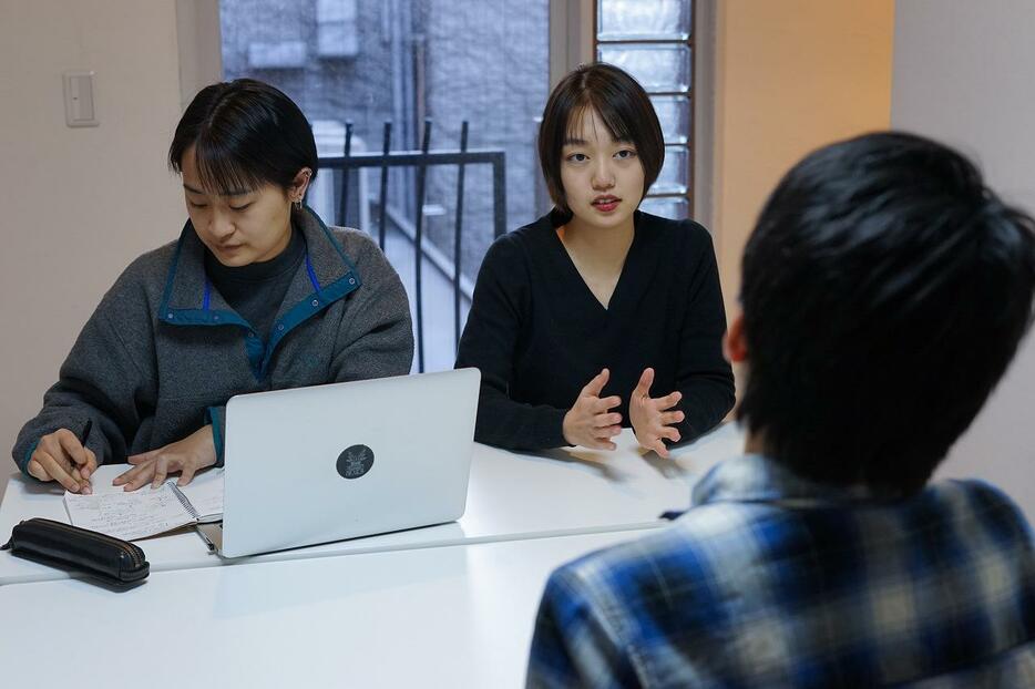 「奨学金帳消しプロジェクト」で活動する岩本菜々さん＝中央＝ら（提供写真）