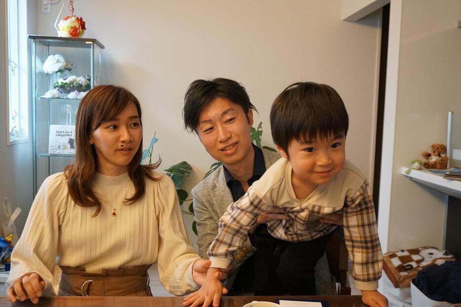 夫婦ともに奨学金の返済を続けながら、子どもを育てる伊藤さん夫妻