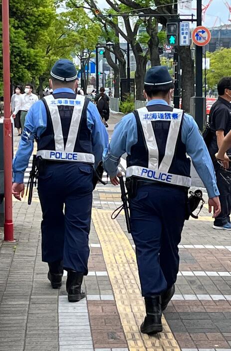 ［写真］警戒にあたる北海道警の警察官ら＝18日午後、広島市内で