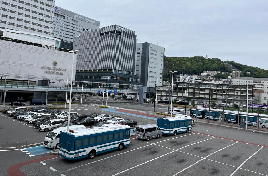 ［写真］JR広島駅前にも警察車両が配備されていた＝18日午後、広島市内で